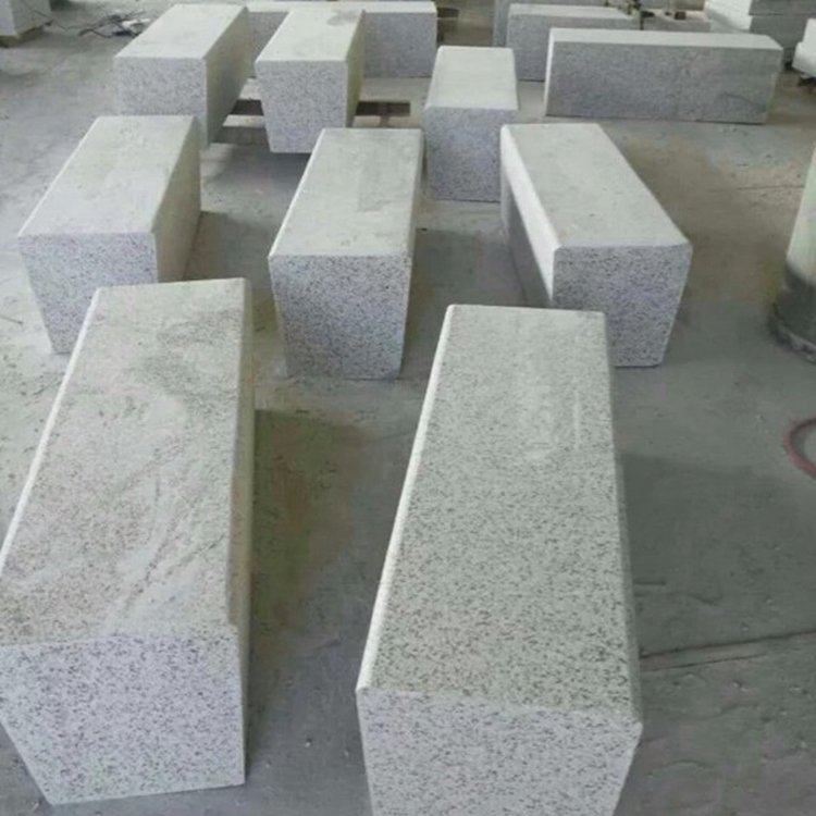 大花芝麻白路沿石加工指南 900*300*150库存充足，灵活适配浅灰麻侧石需求
